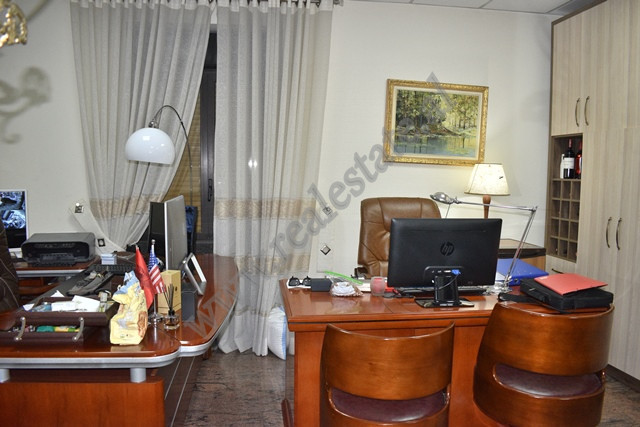 Ambient zyre me qira ne rrugen Reshit Collaku ne Tirane

Ndodhet ne katin e pare te nje pallati ek